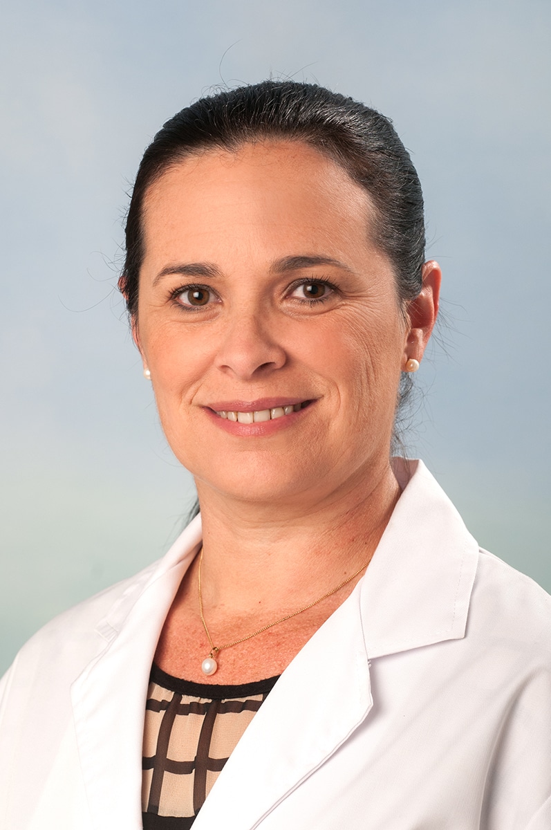 Equipo médico Salvà Dra. Elizabeth Fernández, especialista cataratas y superficie ocular